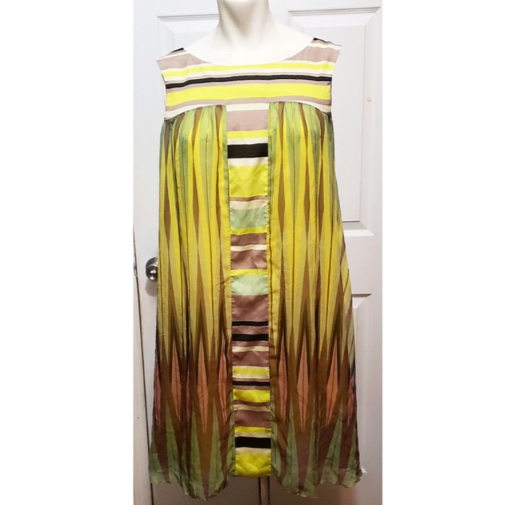 Jessica Simpsons green Midi dress sleeveless.